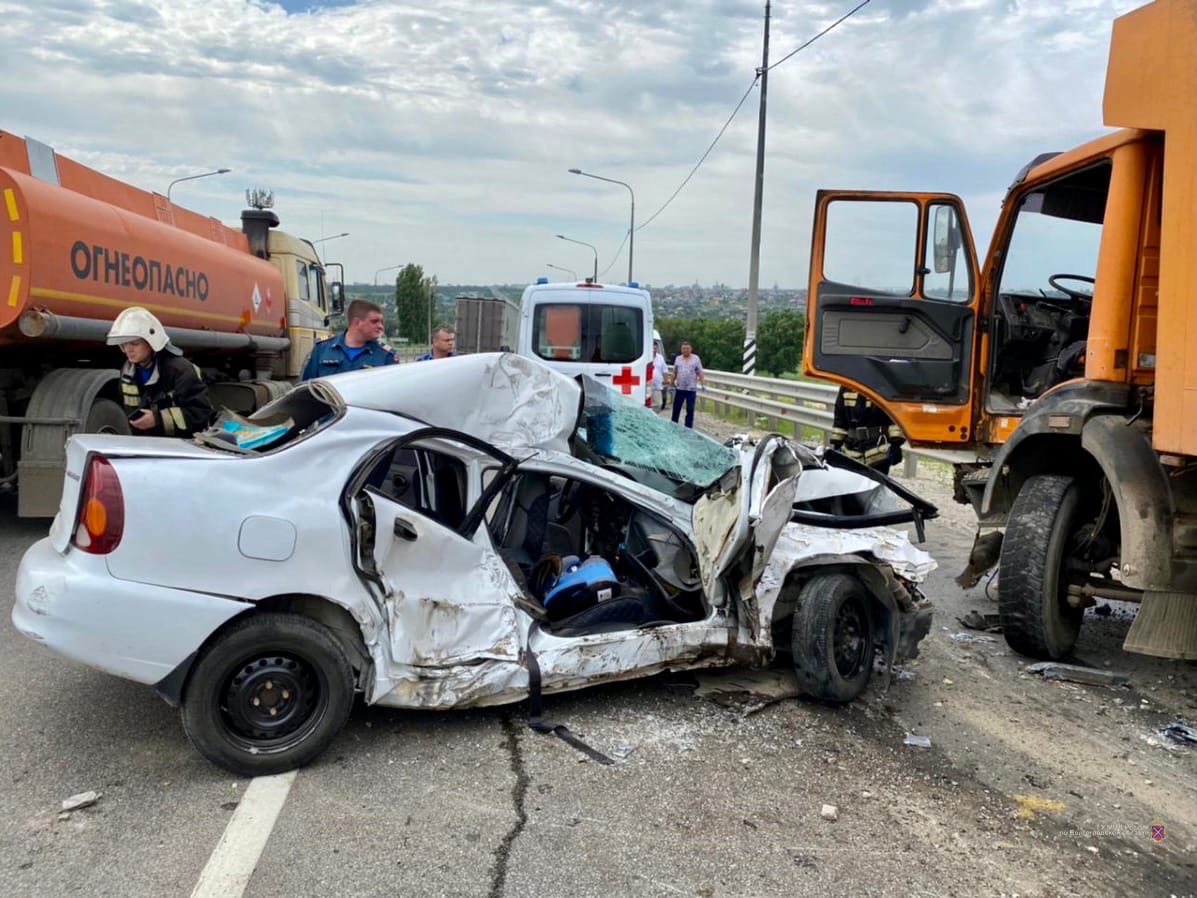 Шестилетний мальчик погиб на глазах матери в столкновении Chevrolet с фурой в Волгограде Шестилетний мальчик погиб на глазах матери в столкновении Chevrolet с фурой в Волгограде