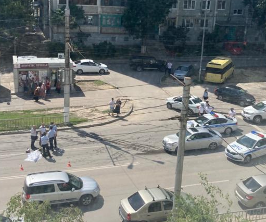 На западе Волгограда водитель на дорогой иномарке сбил перебегавшую дорогу женщи