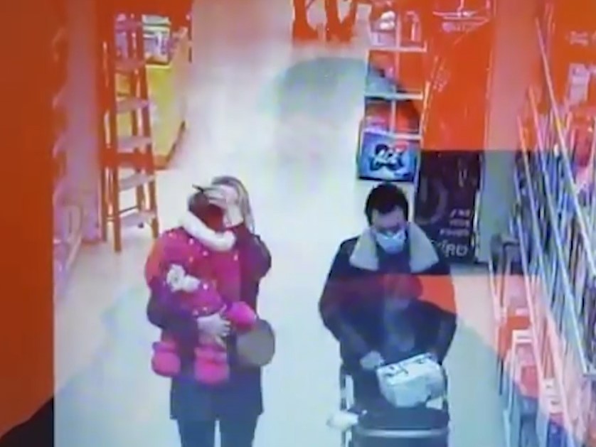 Жена похитила ребенка. Воровство в магазине с помощью коляски детской. Воровство жены в семье.