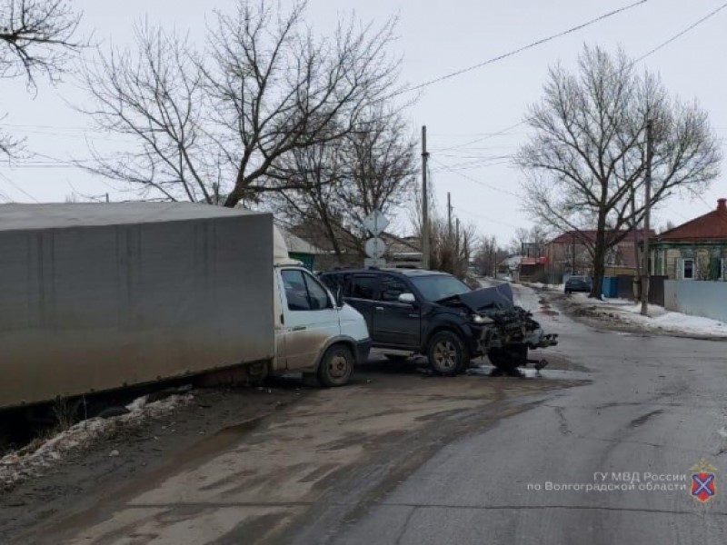 «Развернуло от удара на дороге»: водители сыграли в бильярд машинами на дороге во Фролово «Развернуло от удара на дороге»: водители сыграли в бильярд машинами на дороге во Фролово