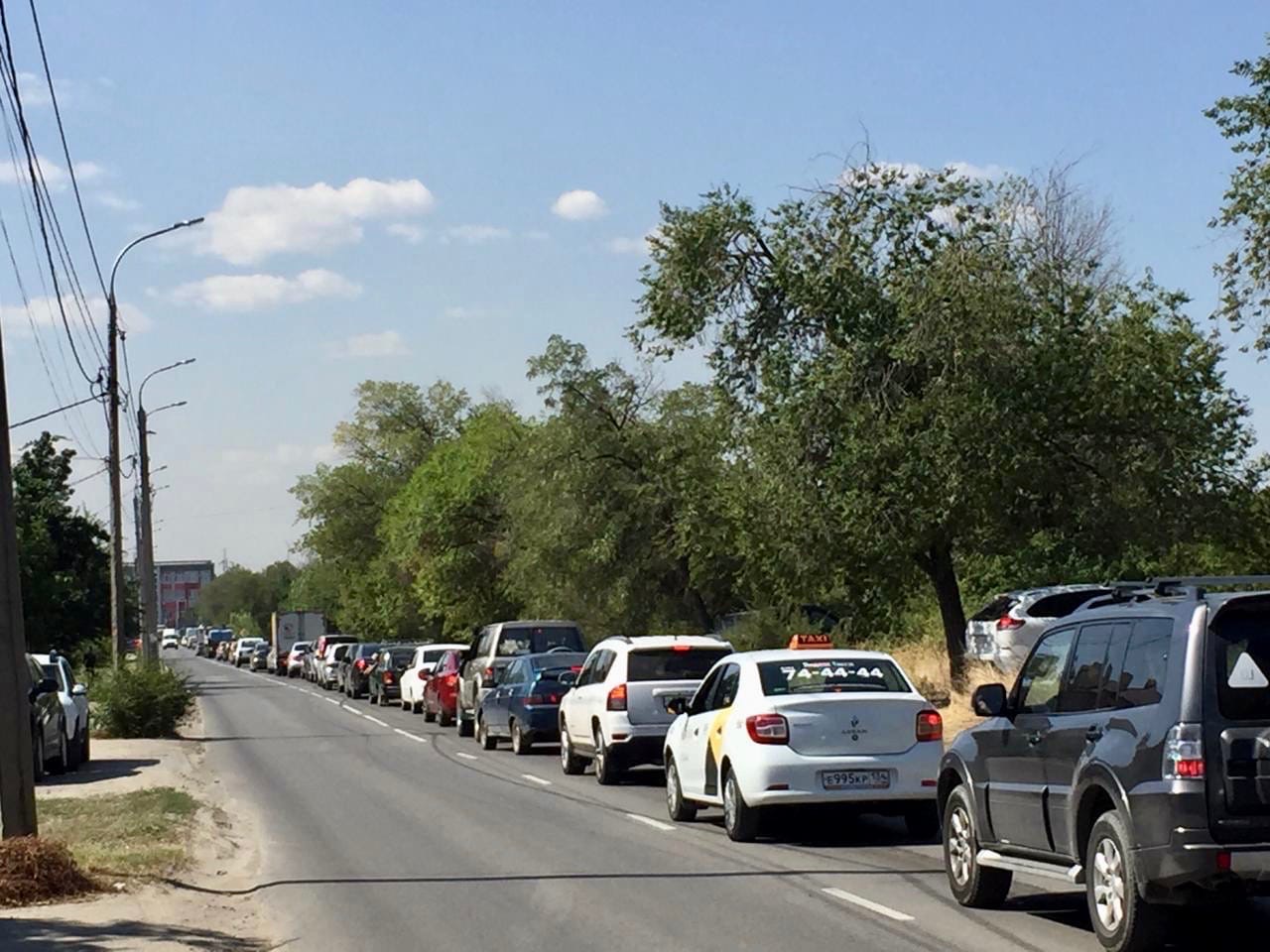 Движение в Волгограде парализовано следственными действиями на месте взрыва авто