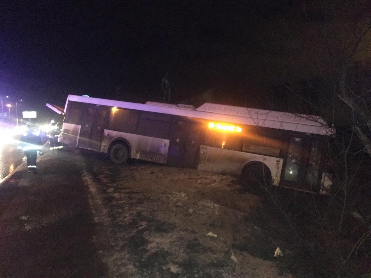 «Он пытался защитить других людей»: автобус №95 насмерть задавил водителя в Волгограде «Он пытался защитить других людей»: автобус №95 насмерть задавил водителя в Волгограде