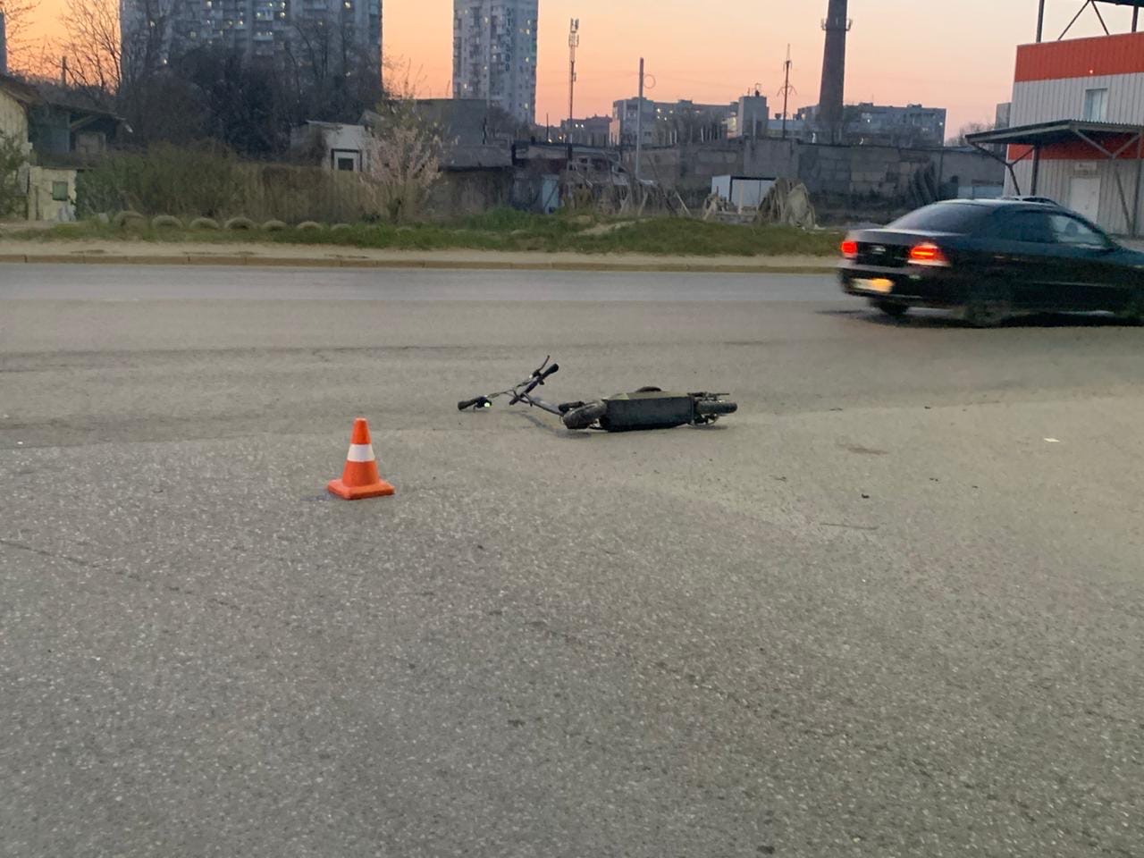 У него сломано бедроquot;: электросамокат и Ford не поделили дорогу в Волгограде Ост