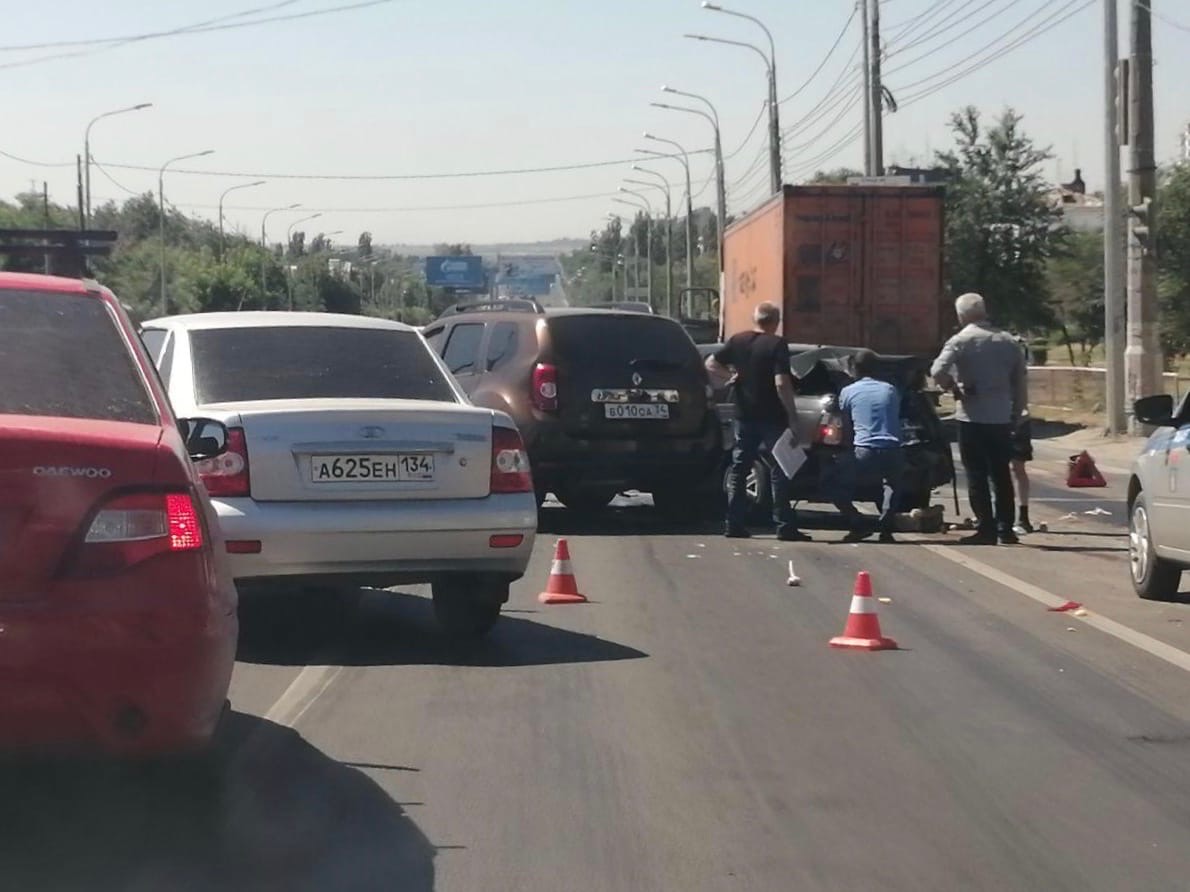 Массовая авария собрала пробку на СХИ в Волгограде Остров свободы