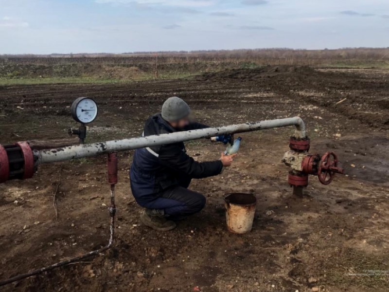 «Сливали прямо с нефтепровода»: волгоградскую ОПГ поймали с 20 тоннами «черного золота» «Сливали прямо с нефтепровода»: волгоградскую ОПГ поймали с 20 тоннами «черного золота»