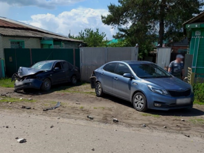 Авто швыряло между машинами и фонарным столбом: урюпинка попала в больницу из-за обгона Авто швыряло между машинами и фонарным столбом: урюпинка попала в больницу из-за обгона