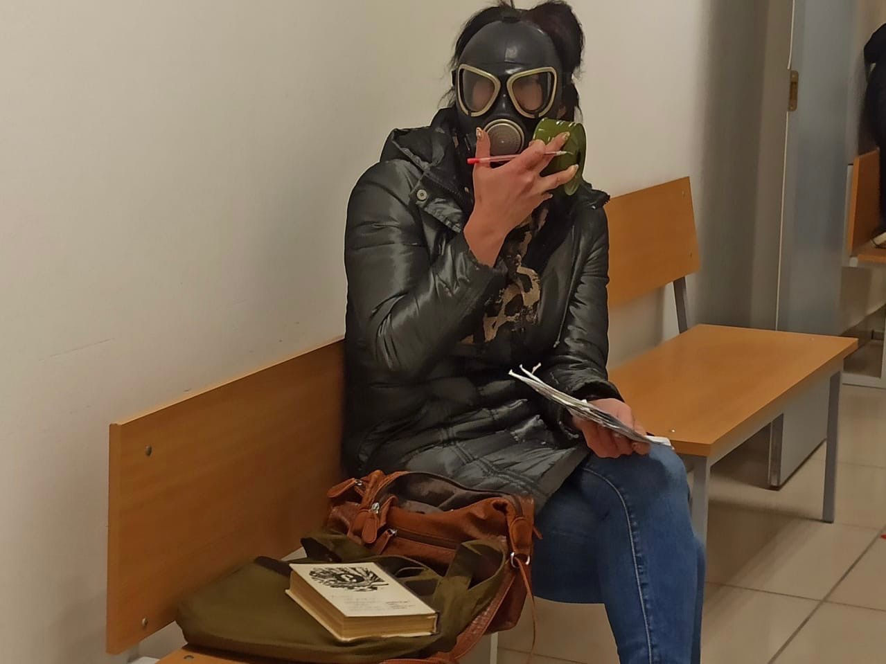 Сидела в противогазе и читала Стругацких в суде одна из участниц штурма здания Роспотребнадзора в Волгограде Сидела в противогазе и читала Стругацких в суде одна из участниц штурма здания Роспотребнадзора в Волгограде