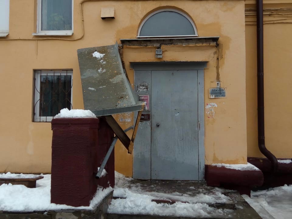 От дома в центре Волгограда кусками отваливается отремонтированный за 11,6 миллионов рублей фасад От дома в центре Волгограда кусками отваливается отремонтированный за 11,6 миллионов рублей фасад